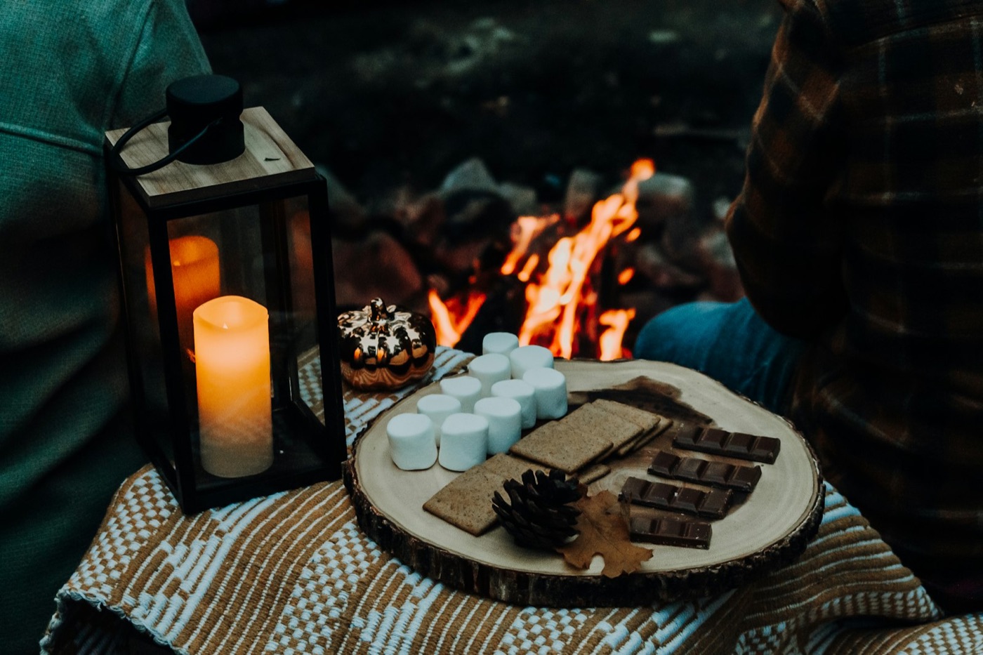 hw26 blog mgx lantern picnic - Blog A lantern, marshmallows and chocolate on a blanket beside a fire